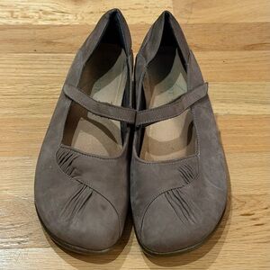 Naot Taramoa Suede Nubuck Shiitake Mary Jane Flats Shoes Women's 10 41